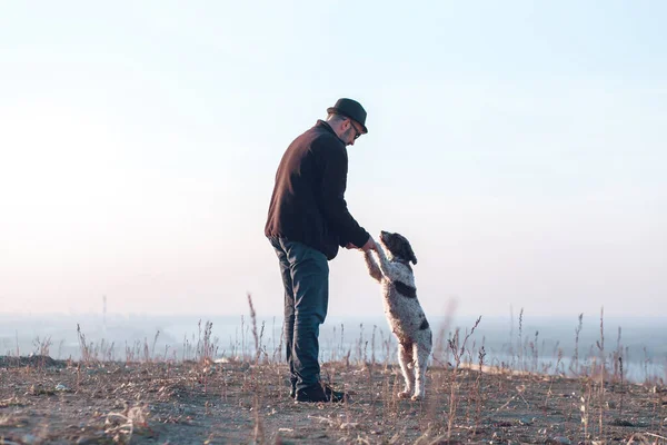 Mand Viser Kærlighed Hengivenhed Til Sin Hund - Stock-foto