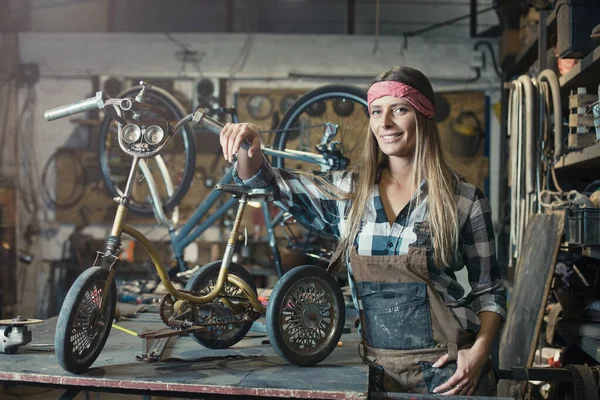 Bir atölyede çalışan genç bir kadının portresi.