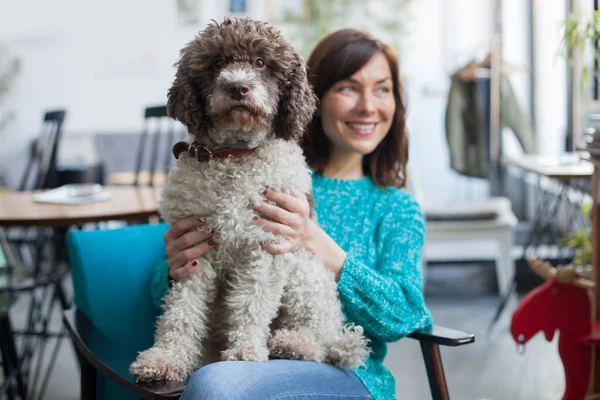 Femme Posant Avec Son Chien — Photo