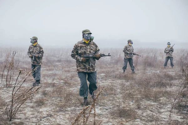 Soldaten Gehen Auf Der Suche Nach Feinden Durchs Feld — Stockfoto