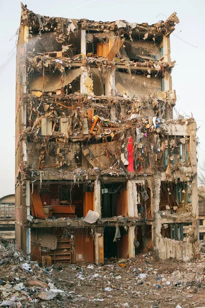 Yıkılmış bina cephesi görüntüsü