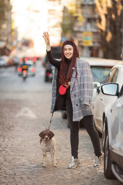 Jeune Femme Avec Son Animal Compagnie Signalant Pour Taxi — Photo