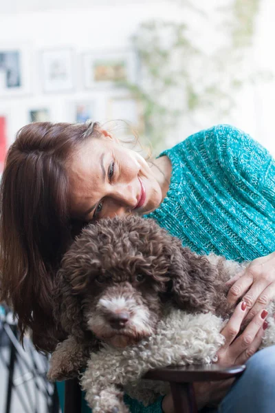 Femme Posant Avec Son Chien — Photo