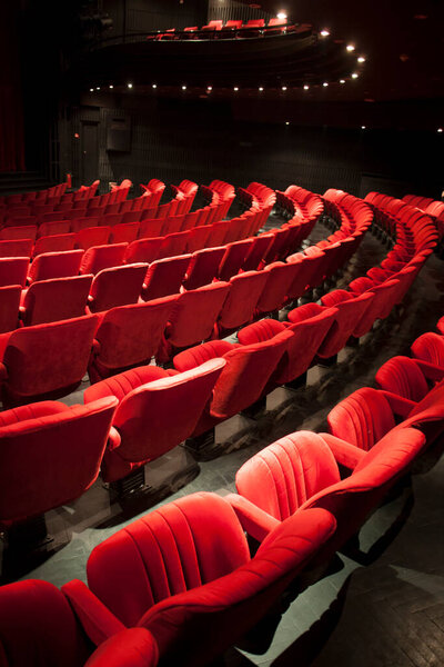 детали красных сидений в театре