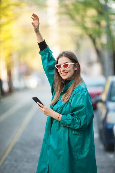Kvinna Som Använder Mobiltelefon För Att Beställa Taxi — Stockfoto