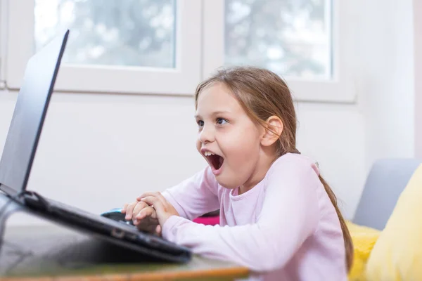 Junges Mädchen Genießt Die Verwendung Von Laptop Hause — Stockfoto