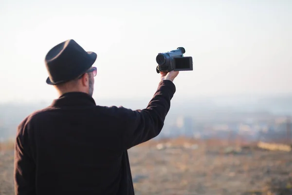 Vlogger Uitleggen Tijdens Het Opnemen Van Zichzelf Met Camera — Stockfoto