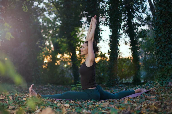 Joven Mujer Haciendo Mono Yoga Pose Aire Libre — Foto de Stock