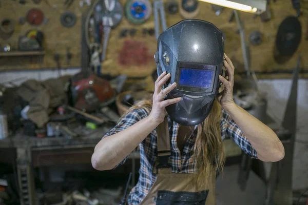 Mujer Con Máscara Soldadura Taller — Foto de Stock