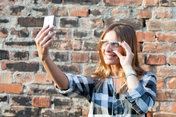 Ung Kvinna Som Tar Selfie — Stockfoto