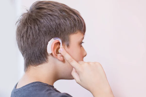 Kleiner Junge Mit Hörgerät — Stockfoto