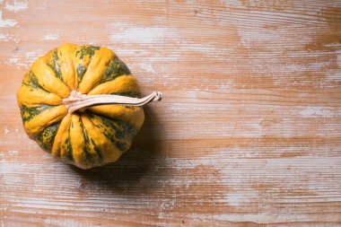 Ahşap yüzeyde görünen balkabağı manzarası