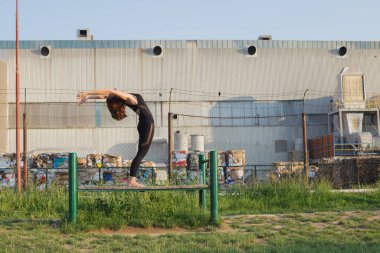 Şehir ortamında yoga dersi