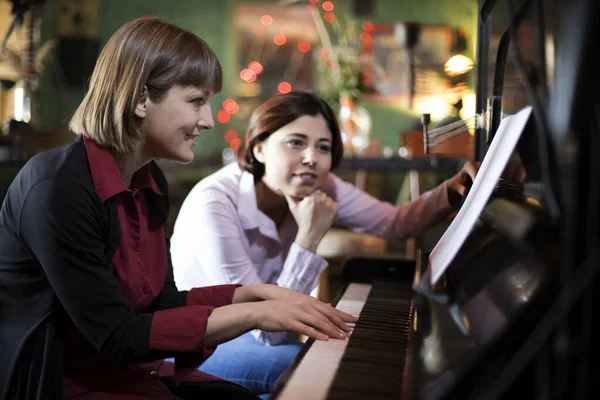 Jeune Femme Ayant Cours Piano — Photo