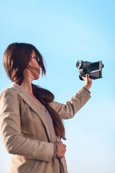 Mujer Vlogger Grabación Vídeos Aire Libre —  Fotos de Stock