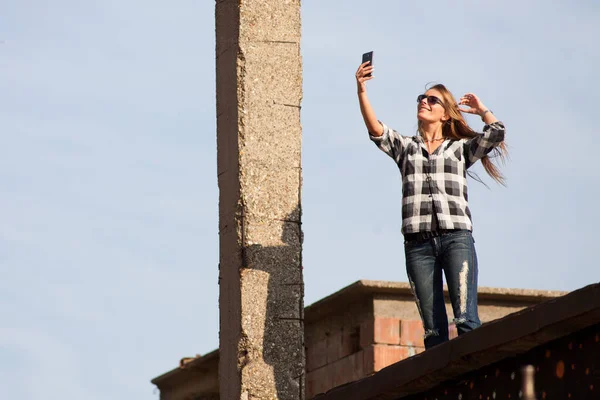 Ung Kvinna Som Tar Selfie — Stockfoto