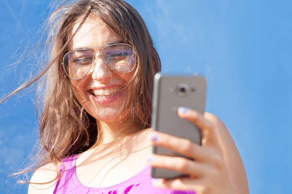 Молода Жінка Дивиться Смартфон — стокове фото