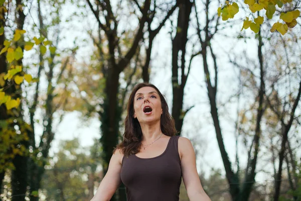 Cantando Floresta Como Liberação Terapia — Fotografia de Stock