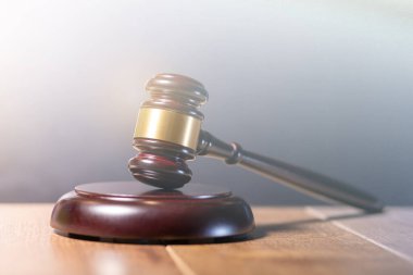 Yargıç tokmak hukuk ve adalet kavramı olarak