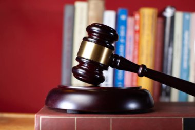 Yargıç tokmak hukuk ve adalet kavramı olarak