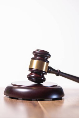 Yargıç Tokmak beyaz arka planda izole masada.