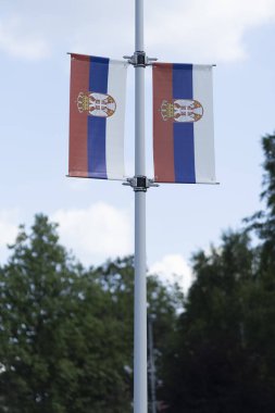 Bir direkte iki Sırp bayrağı sergileniyor