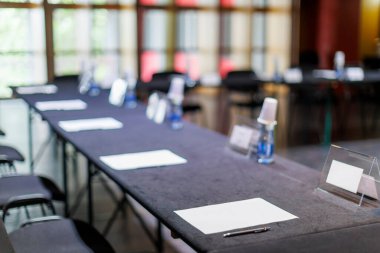 Toplantı için kağıtlar ve kalemlerle boş konferans masası