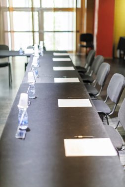 Toplantı için kağıtlar ve kalemlerle boş konferans masası