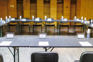 Toplantı için kağıtlar ve kalemlerle boş konferans masası