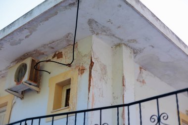 Bir binanın tavanında su hasarı ve çatlaklar.