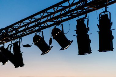 Sahnedeki spot ışıkları