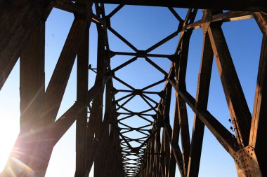 Sırbistan 'ın başkenti Belgrad' daki Sava nehrinin üzerindeki günbatımında eski güzel paslı tren köprüsü