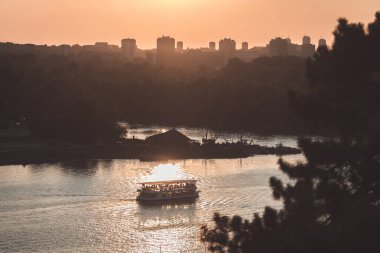 Sırbistan 'ın başkenti Belgrad' daki Tuna nehrinde gezinen gezi teknesi