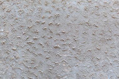 Açık ve koyu tonlardaki doğal tasarımları andıran karmaşık desenli gri duvar.