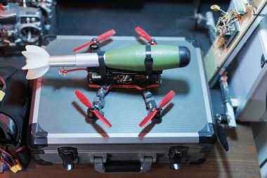 Üzerine bomba iliştirilmiş fpv askeri dronu