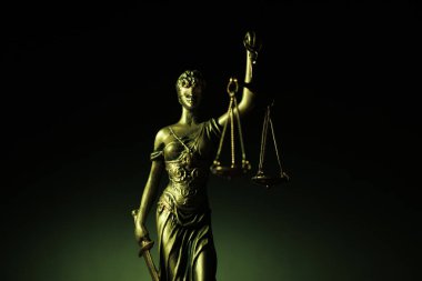 Yeşil ışık geçmişi olan Bayan Adalet.