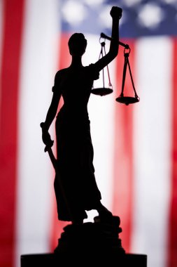 Kadın adalet silueti Amerikan bayrağının önünde