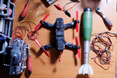 FPV askeri İHA 'sı bomba kopyası ile masada.