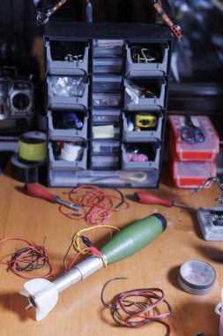 Askeri roketten el yapımı patlayıcı hazırlanıyor.