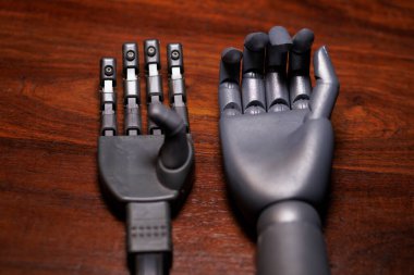 Masada iki farklı robot el var.