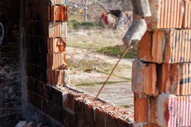 büyük pencereli bina üstüne bina tahrip edildi