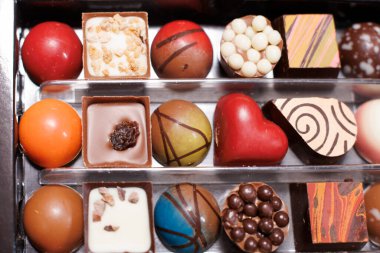 Çeşitli şekil ve renklerde düzenlenmiş gurme çikolatalarının yakın plan çekimi