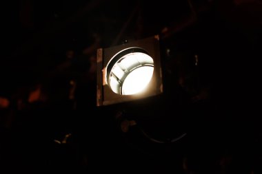 Sahne ışıkları tiyatro ortamındaki performans sırasında karanlık alanı aydınlatır