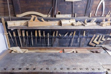 Bir atölye ortamında marangozluk işleri için düzenlenmiş zanaatkar araçları