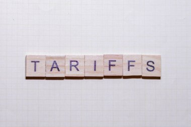 Ekonomik ve ticari tartışmalar için şebeke arka planında ahşap kiremitlerle yazılan tarifeler