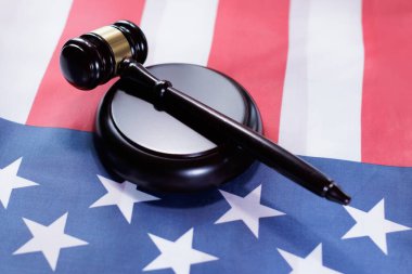 Gavel, Amerikan bayrağında dinlenen bir üste vatanseverlik ve adalet gösterisi yapıyor.