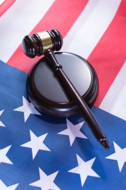 Gavel ve üs Amerikan bayrağında dinleniyor