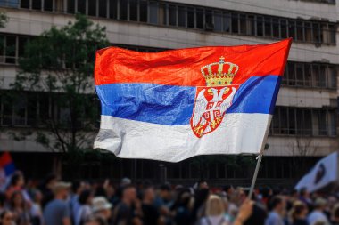 Sırp bayrağı halka açık bir toplantıda gururla sergilendi