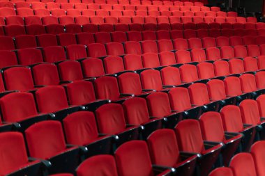Tiyatrodaki boş kırmızı koltuklar gelecek gösteriye hazır.