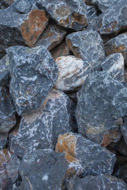 İnşaat alanında doğal taş yığını bulundu.